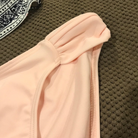 Bikini - Picture 3 of 3